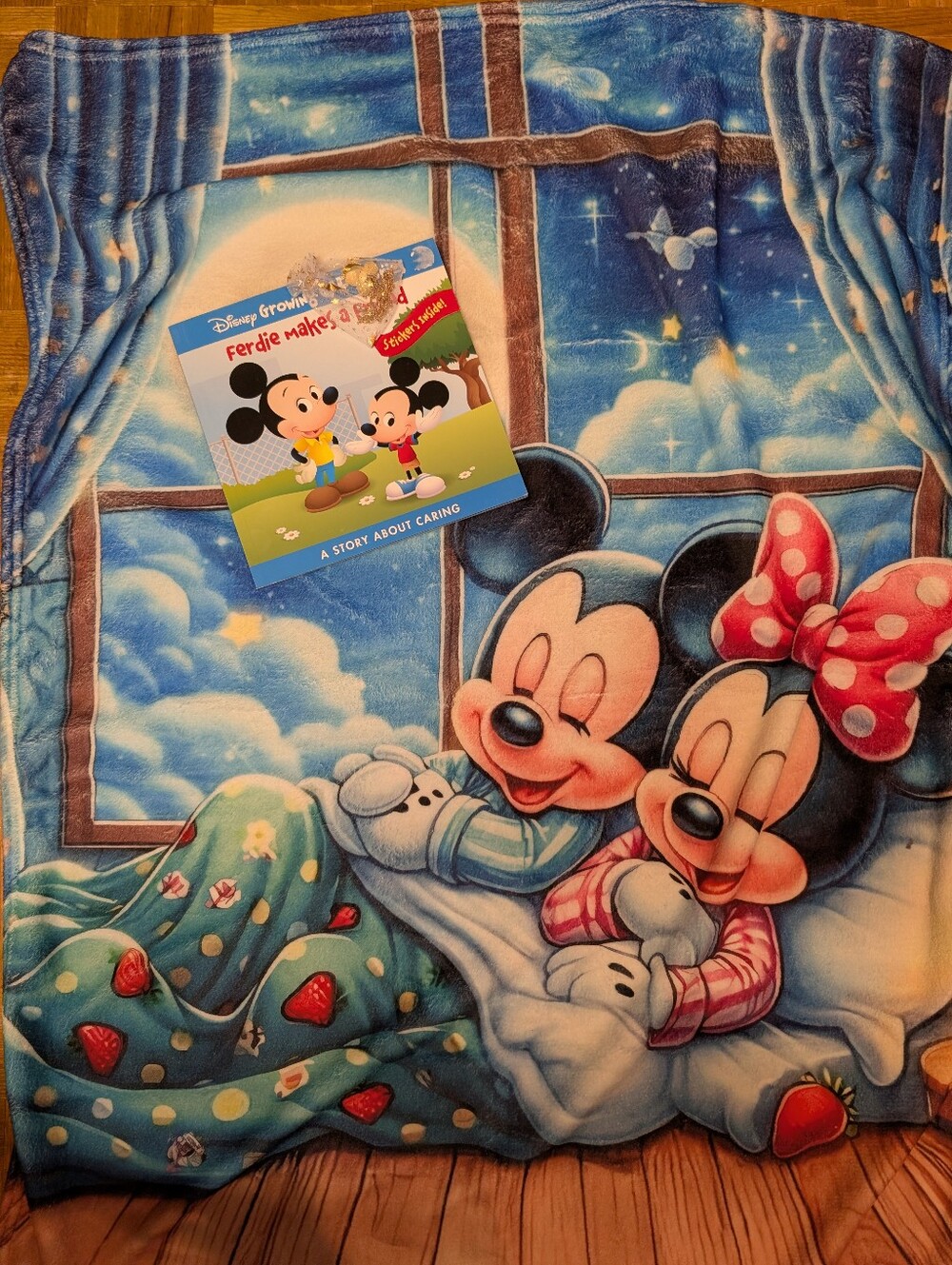 Disney Mickey & Minnie Sleep Blanket Plus Book